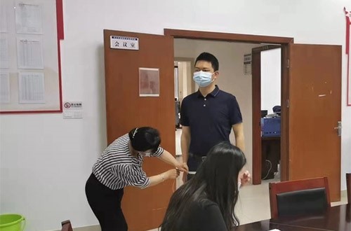 手握尺表，做有本領(lǐng)有擔(dān)當(dāng)?shù)男虑嗄? title=
